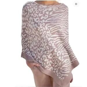NWT Barefoot Dreams Cozy Chic Ultra Lite Poncho in Animal Print
